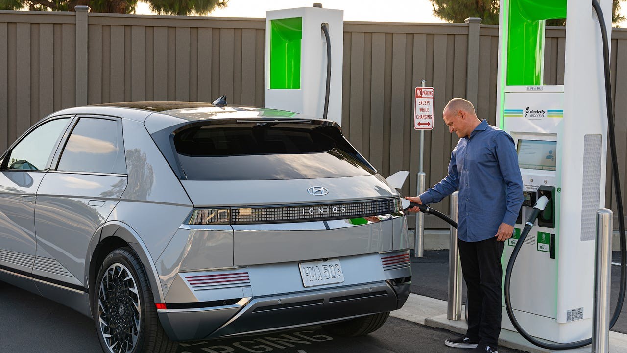 Chính thức: BYD vượt Tesla về lượng xe điện bán ra trên quy mô toàn cầu BYD vượt Tesla về lượng xe điện bán ra