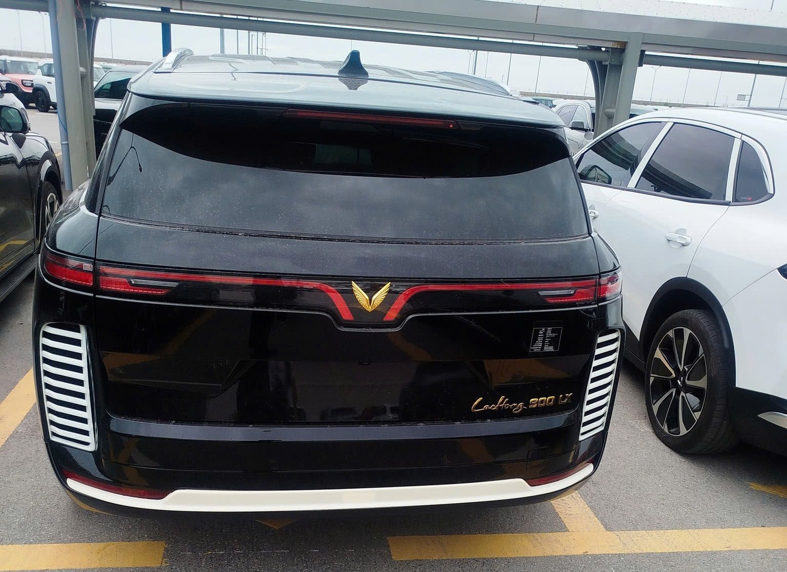SUV mới giống VinFast VF 9 gây ‘lú’ vì logo đặt nổi giống Rolls-Royce SUV mới giống VinFast VF 9 gây ‘lú’ vì logo đặt nổi giống Rolls-Royce