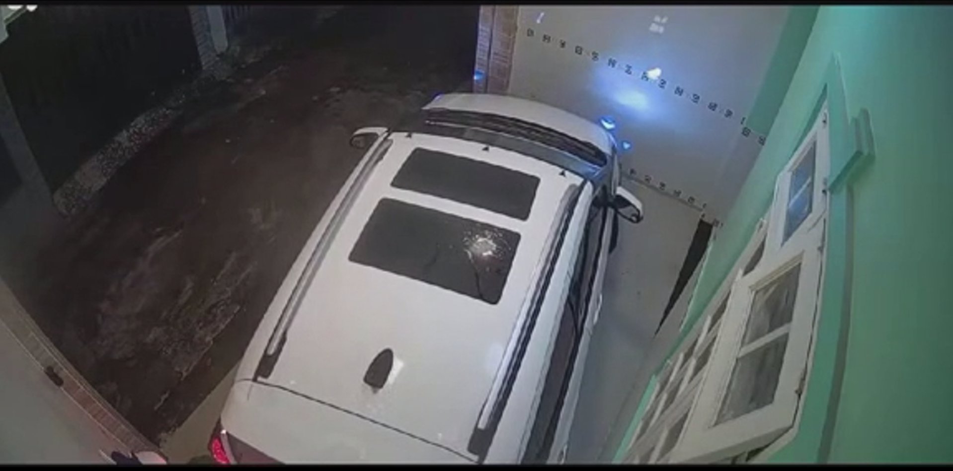 Lùi xe tài xế Fadil lùi xe vào không gian hẹp