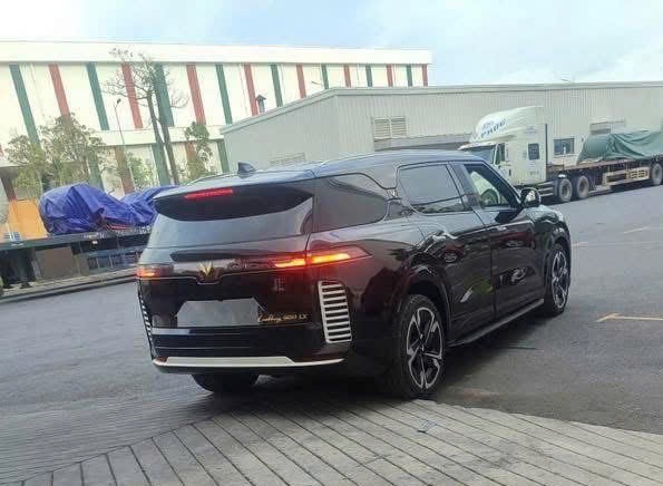 SUV mới giống VinFast VF 9 gây ‘lú’ vì logo đặt nổi giống Rolls-Royce SUV mới giống VinFast VF 9 gây ‘lú’ vì logo đặt nổi giống Rolls-Royce