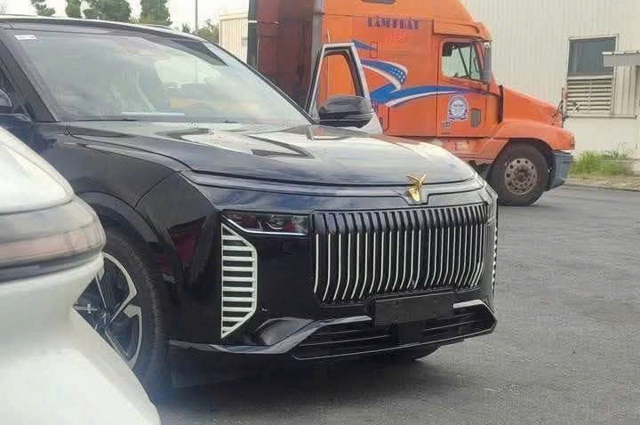 SUV mới giống VinFast VF 9 gây ‘lú’ vì logo đặt nổi giống Rolls-Royce SUV mới giống VinFast VF 9