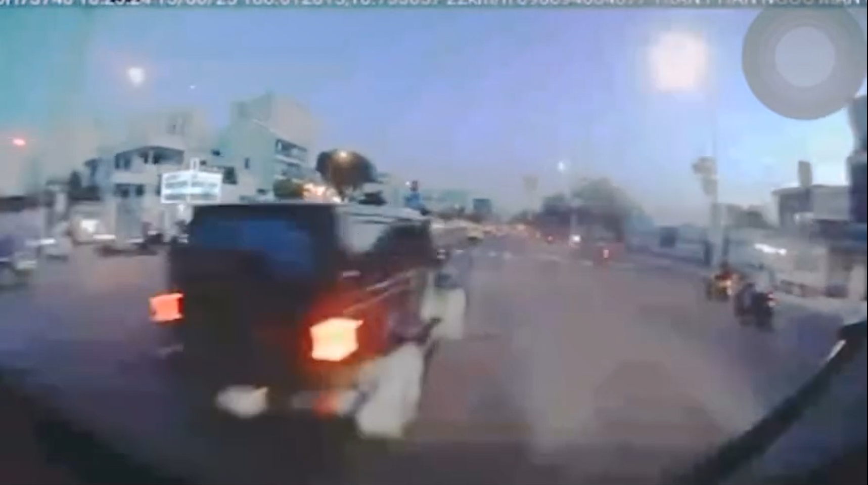 Camera toàn cảnh vụ tai nạn thảm khốc xe Jeep Wrangler tông chết người tại TP. HCM Clip Jeep Wrangler khiến 2 mẹ con thiệt mạng tại chỗ