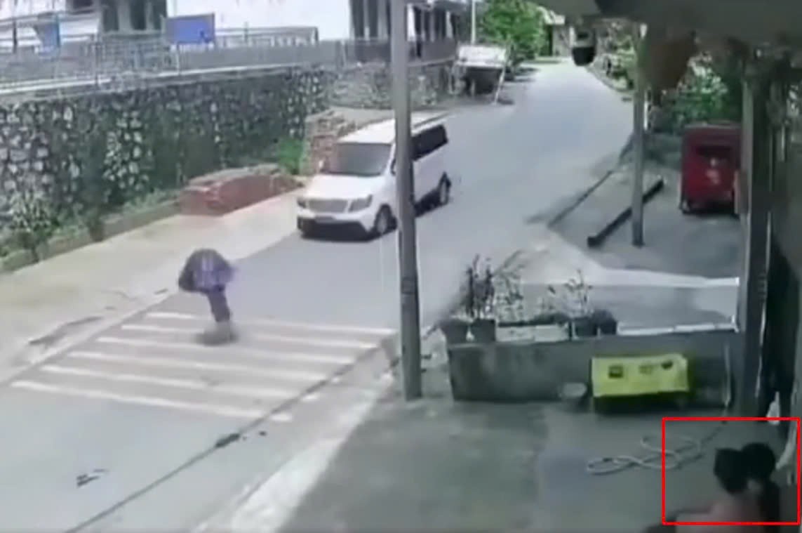 video Phụ huynh thản nhiên khi trẻ nhỏ lao ra đường