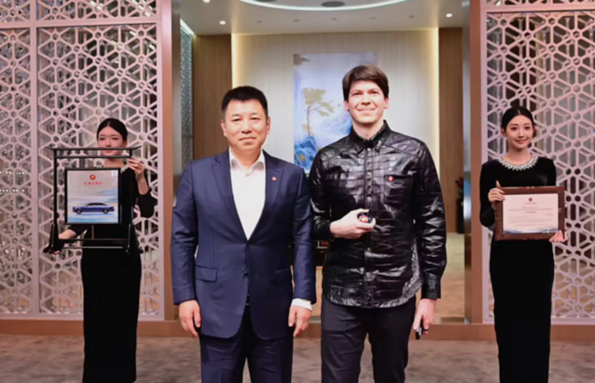 Chiếc xe Hồng Kỳ đặc biệt này vừa được xuất khẩu với giá kỷ lục gần 40 tỷ đồng Chiếc xe Hồng Kỳ đặc biệt