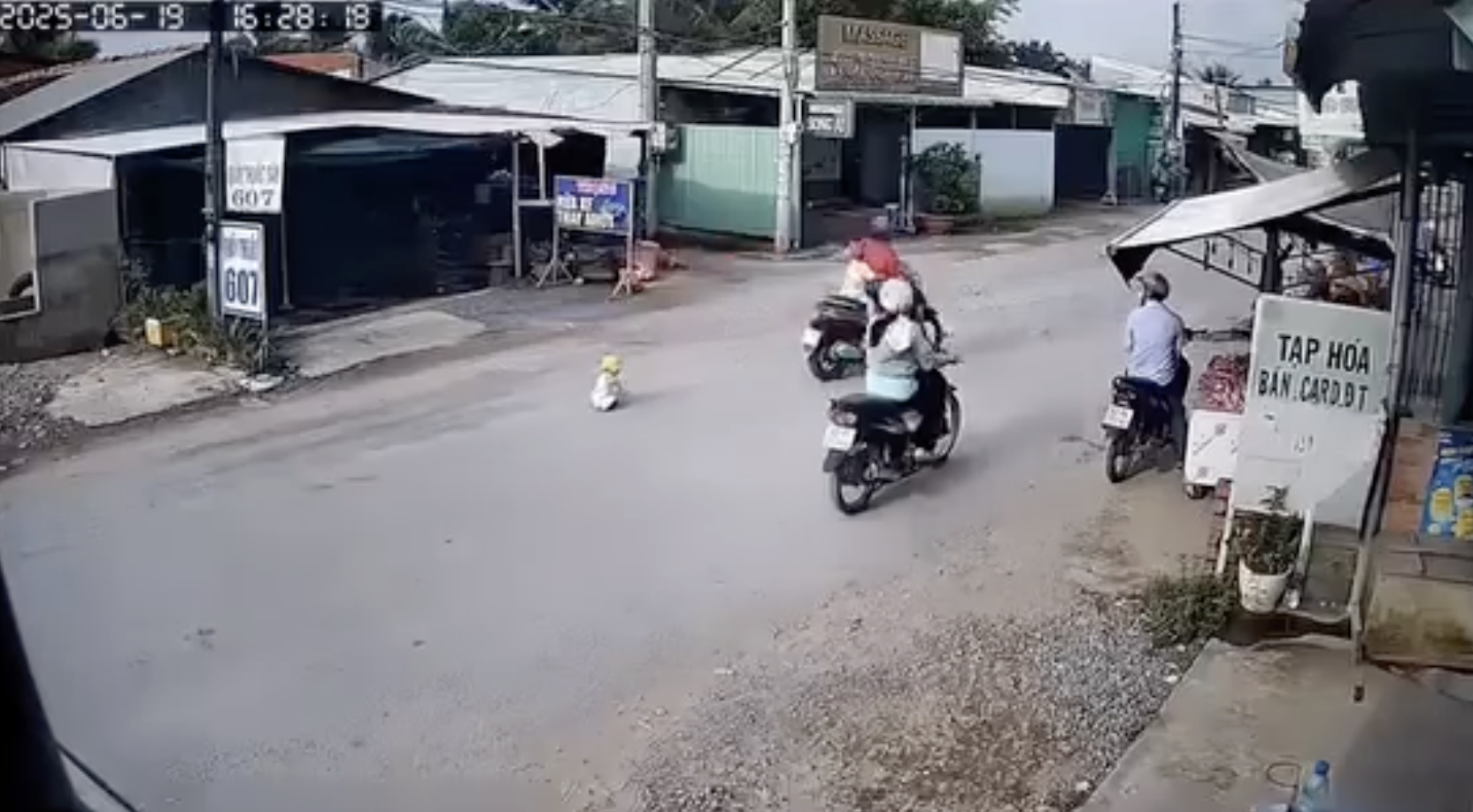 Truy tìm danh tính người phụ nữ 'đem con bỏ chợ' giữa đường chiều qua danh tính người phụ nữ đem con bỏ chợ