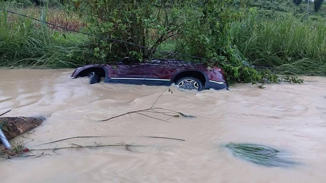 Gia đình 5 người trên xe Hyundai Santa Fe bị lũ cuốn trôi khi đi theo chỉ dẫn Google Maps Gia đình 5 người trên xe Hyundai Santa Fe bị lũ cuốn trôi khi đi theo chỉ dẫn Google Maps