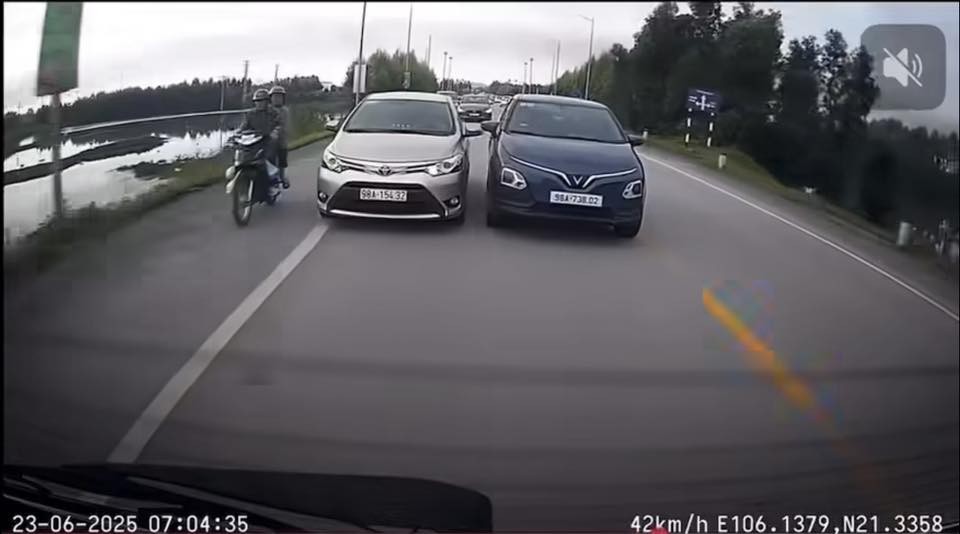 Xin nhập làn không được, tài xế ô tô đánh lái hất văng 2 người đi xe máy cùng chiều Xin nhập làn không được, tài xế ô tô đánh lái hất văng 2 người đi xe máy cùng chiều