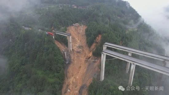 Kinh hoàng khoảnh khắc xe tải lơ lửng giữa không trung khi cầu sập vì lũ quét ở Trung Quốc
