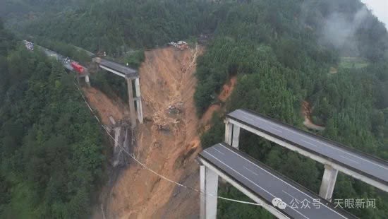 xe tải lơ lửng giữa không trung khi cầu sập vì lũ quét ở Trung Quốc