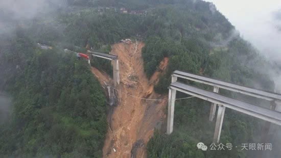 xe tải lơ lửng giữa không trung khi cầu sập vì lũ quét ở Trung Quốc