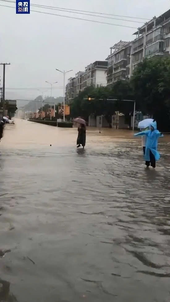 xe tải lơ lửng giữa không trung khi cầu sập vì lũ quét ở Trung Quốc