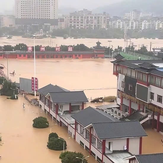 xe tải lơ lửng giữa không trung khi cầu sập vì lũ quét ở Trung Quốc