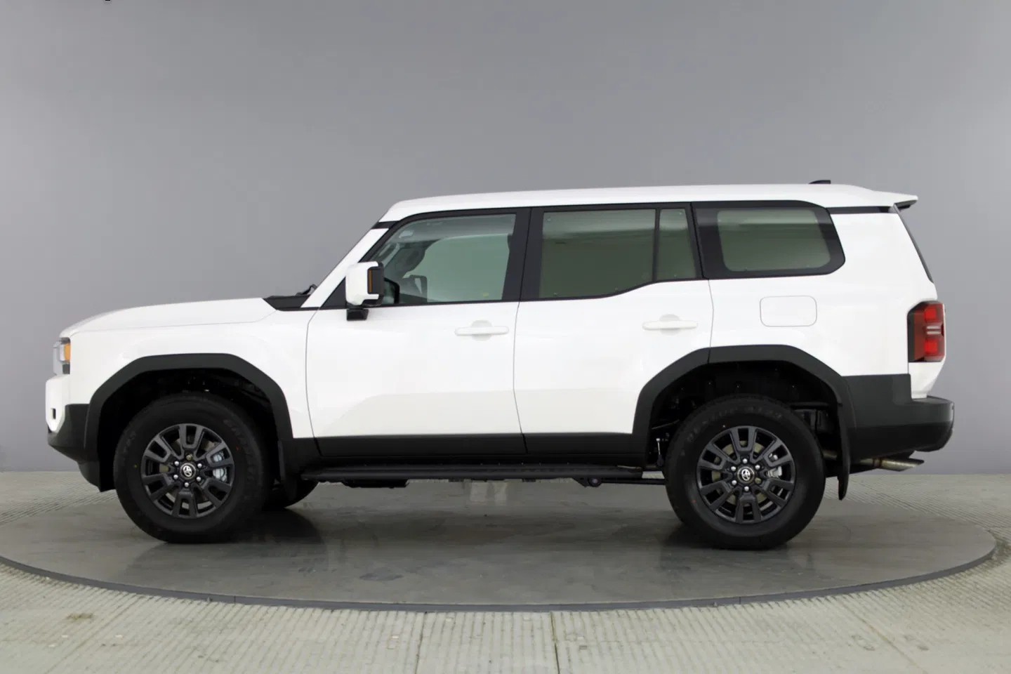 Toyota Land Cruiser ra mắt bản hai chỗ: Xe van thương mại đậm chất SUV off-road Toyota Land Cruiser ra mắt bản hai chỗ