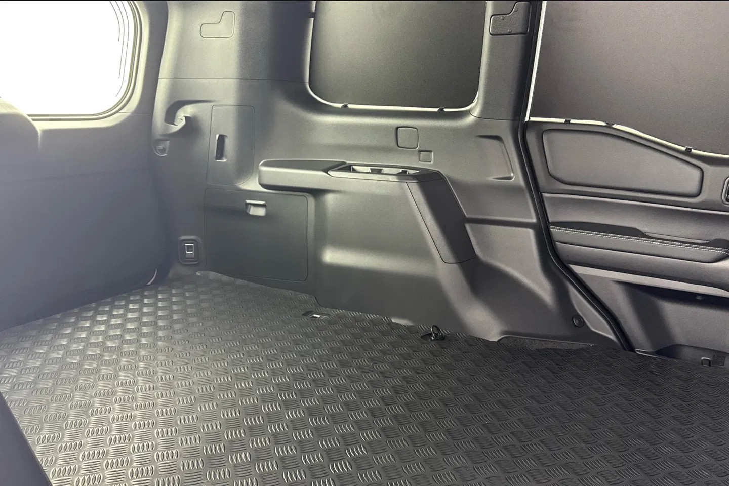 Toyota Land Cruiser ra mắt bản hai chỗ: Xe van thương mại đậm chất SUV off-road Toyota Land Cruiser ra mắt bản hai chỗ: Xe van thương mại đậm chất SUV off-road