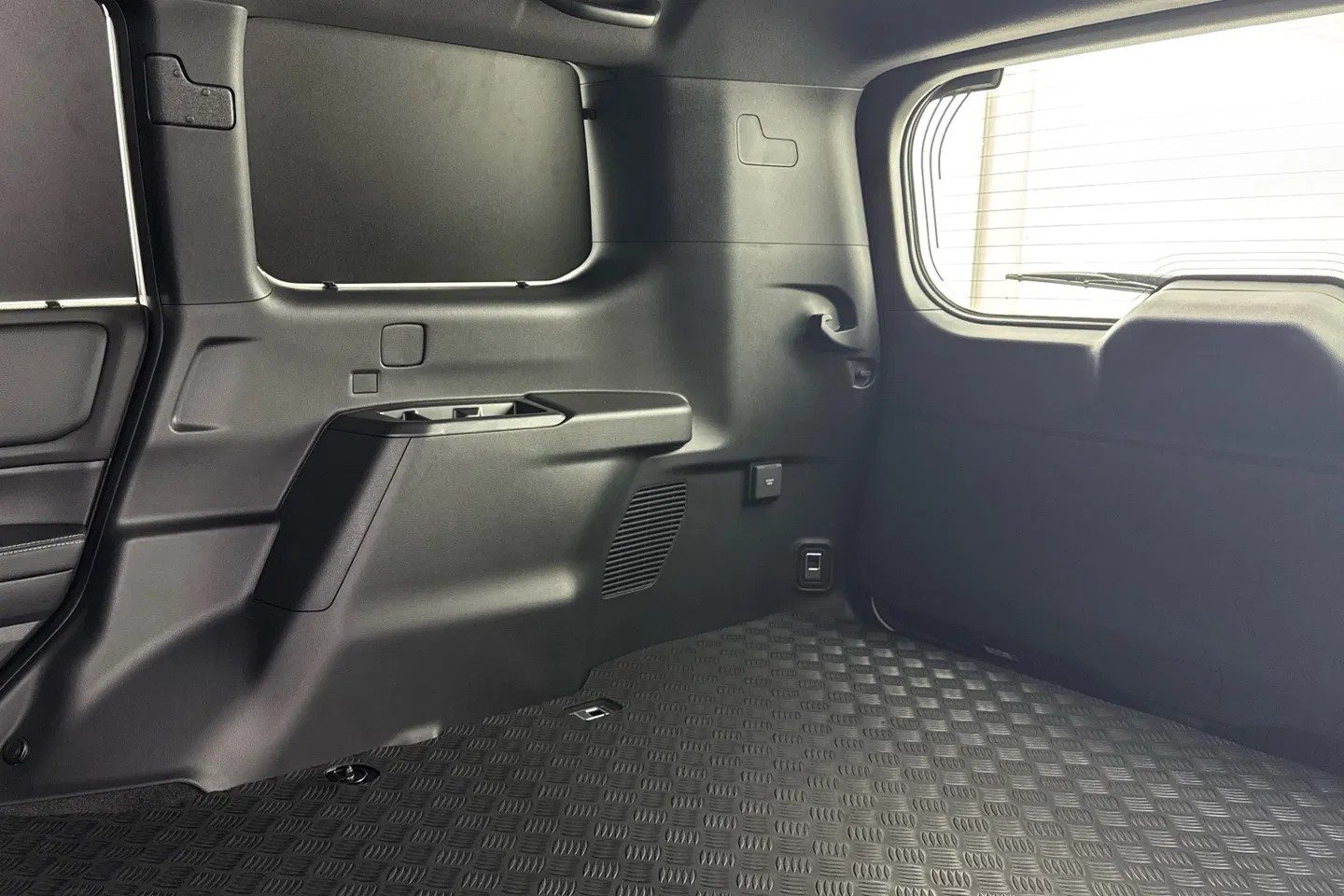 Toyota Land Cruiser ra mắt bản hai chỗ: Xe van thương mại đậm chất SUV off-road Toyota Land Cruiser ra mắt bản hai chỗ: Xe van thương mại đậm chất SUV off-road