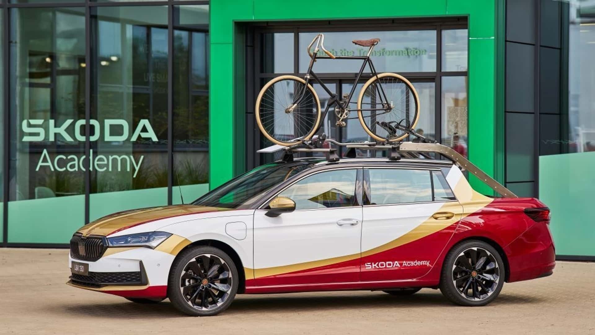 Skoda wagon biến hoá thành bán tải chở xe đạp để kỷ niệm 130 năm thành lập công ty bán tải Skoda wagon