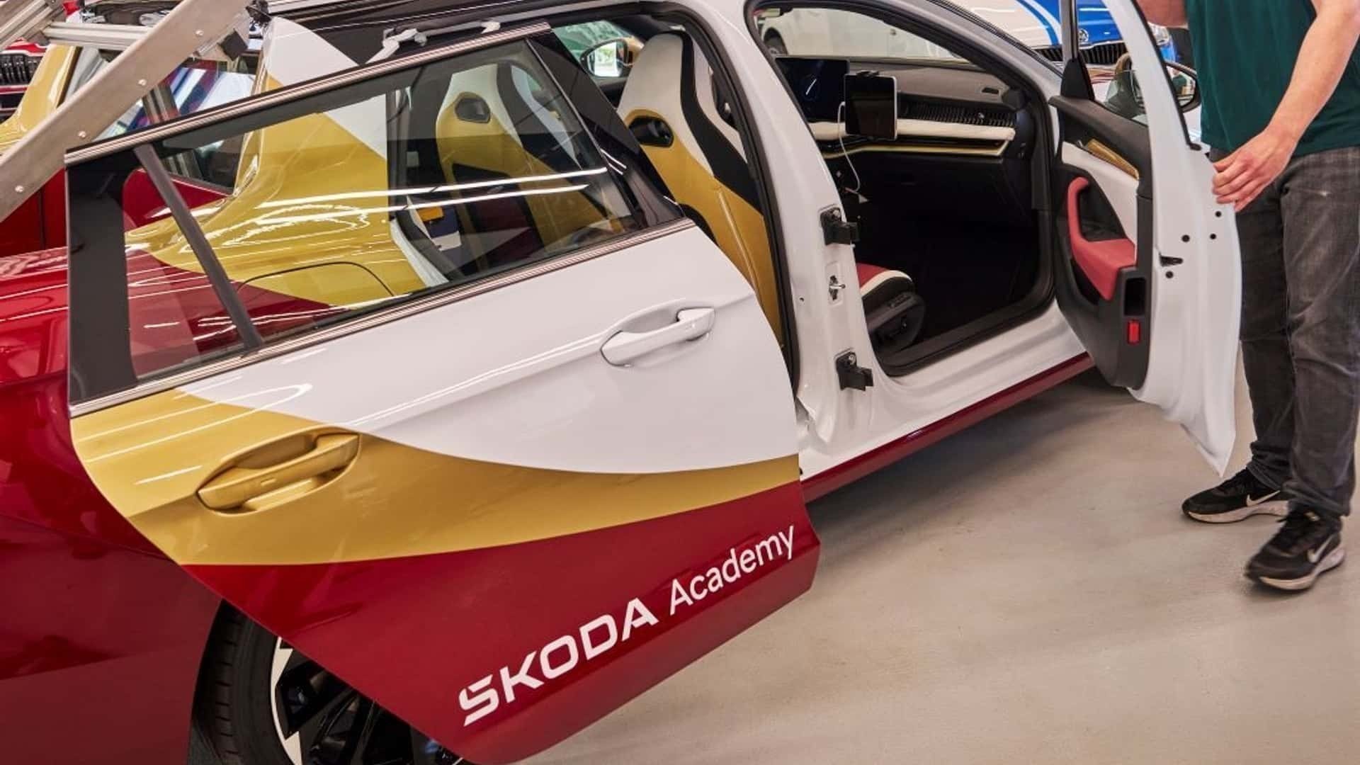 Skoda wagon biến hoá thành bán tải chở xe đạp để kỷ niệm 130 năm thành lập công ty Xe có cửa sau dạng trượt và hai tay nắm