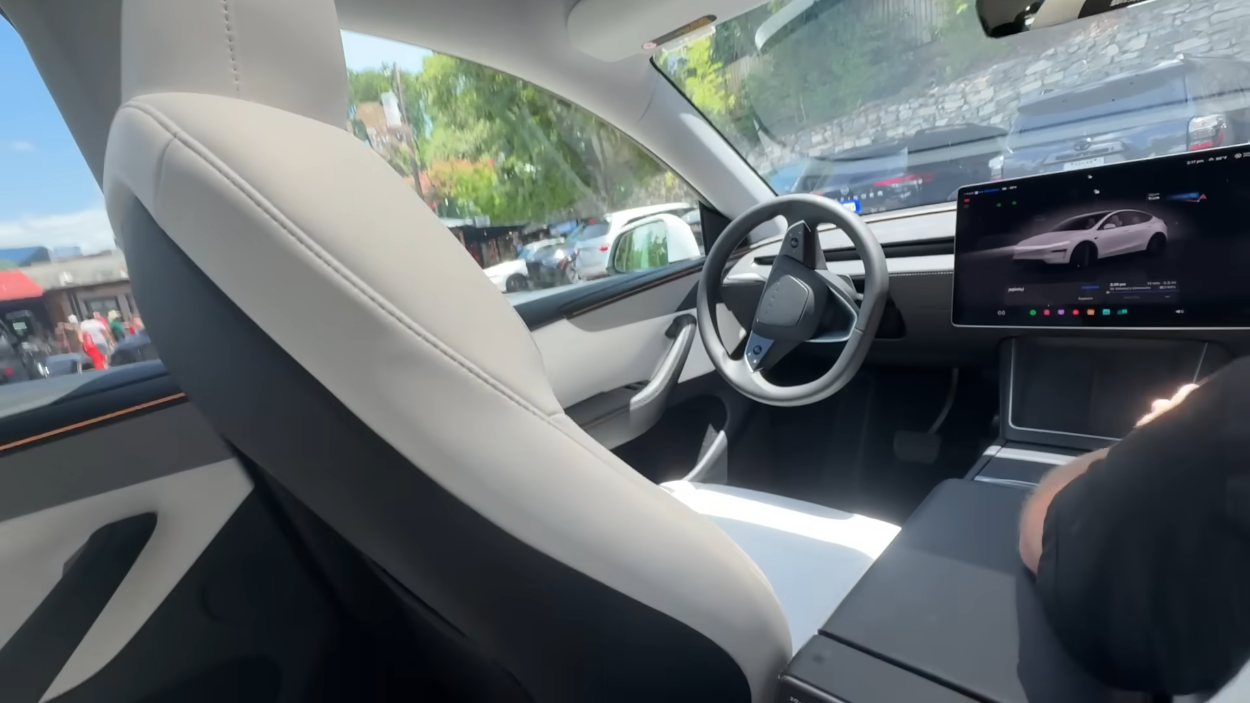 Xe taxi không người lái Tesla thử nghiệm ngoài đường phố, nhận khen ngợi ban đầu Xe taxi không người lái Tesla thử nghiệm ngoài đường phố