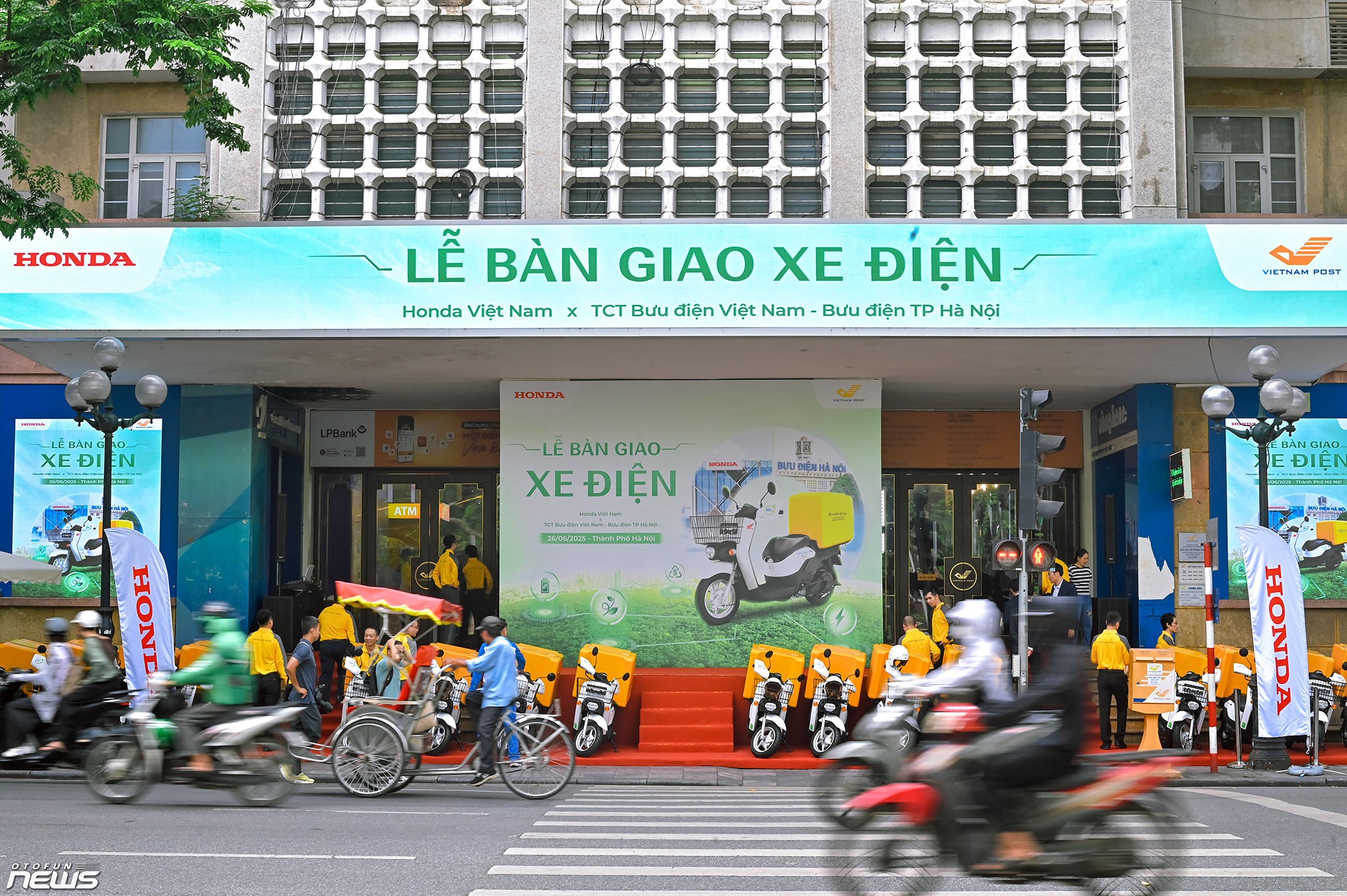 Honda Việt Nam bàn giao 205 xe máy điện Benly e: cho Bưu điện Việt Nam