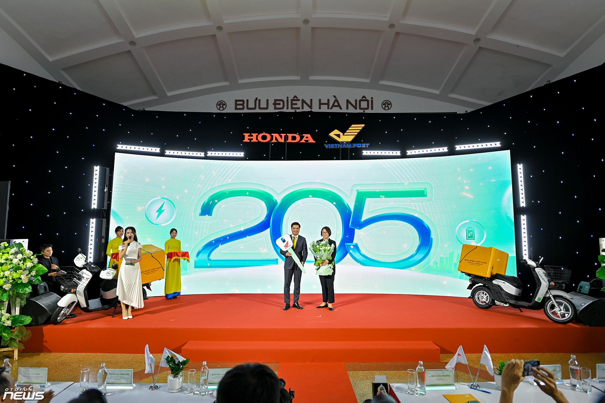 Honda Việt Nam bàn giao 205 xe máy điện Benly e: cho Bưu điện Việt Nam