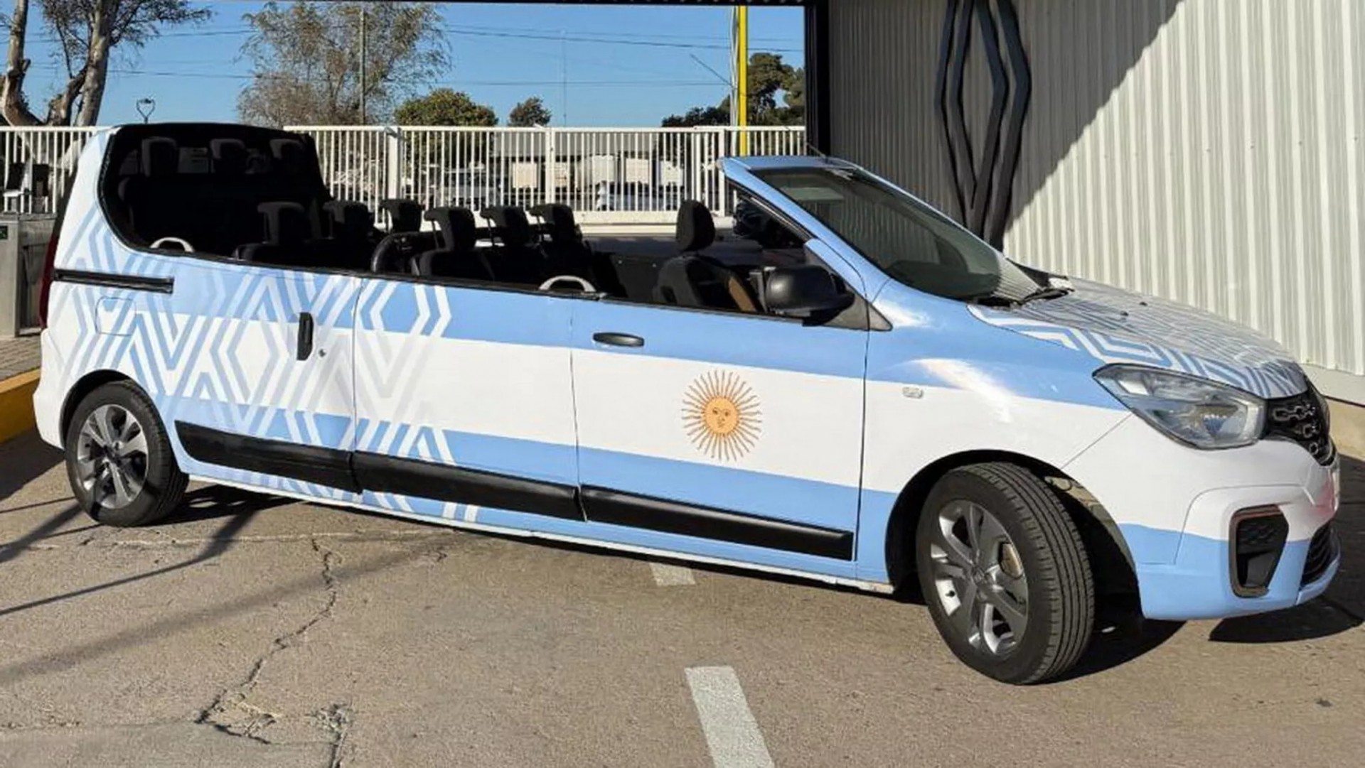 Đây là chiếc limousine mui trần kỳ lạ nhất được sản xuất chính hãng thay vì độ ngoài limousine mui trần kỳ lạ nhất
