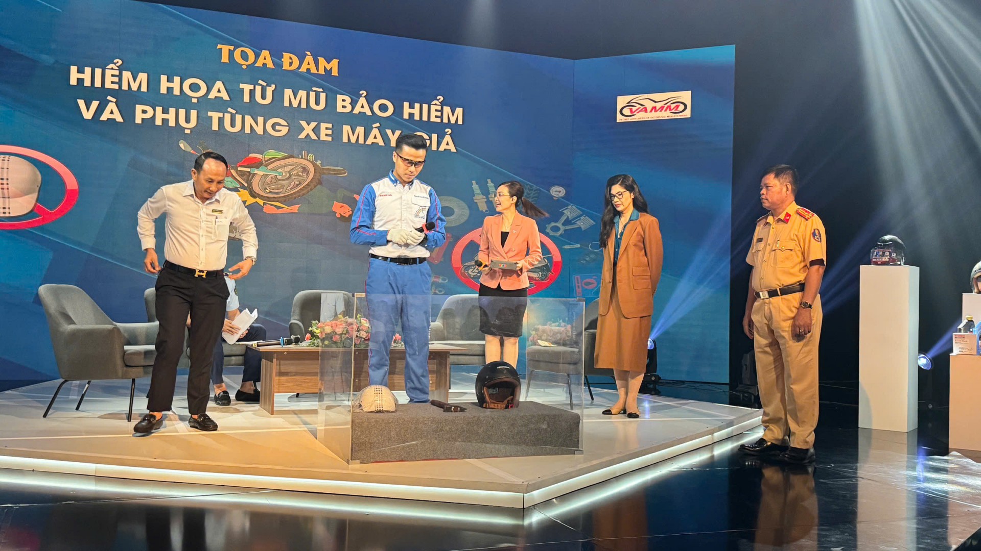 Hiểm họa từ mũ bảo hiểm và phụ tùng xe máy giả Hiểm họa từ mũ bảo hiểm và phụ tùng xe máy giả