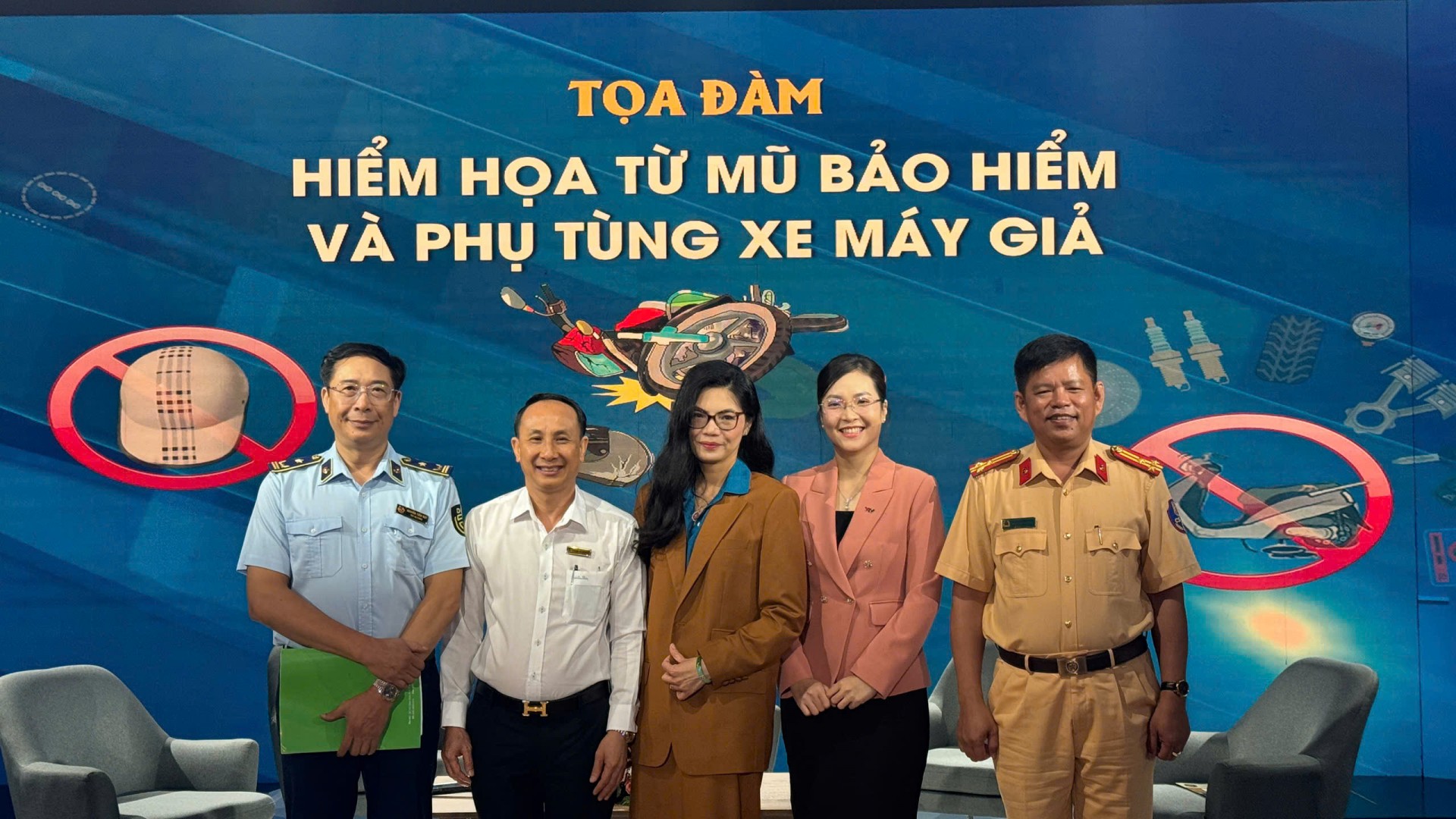 Hiểm họa từ mũ bảo hiểm và phụ tùng xe máy giả Hiểm họa từ mũ bảo hiểm và phụ tùng xe máy giả