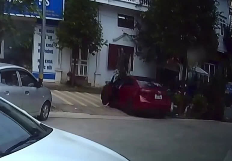 Tại sao ngay cả khi đổ xăng cũng không nên để số N, quên kéo phanh tay, xem clip này sẽ rõ Tại sao ngay cả khi đổ xăng cũng không nên để số N