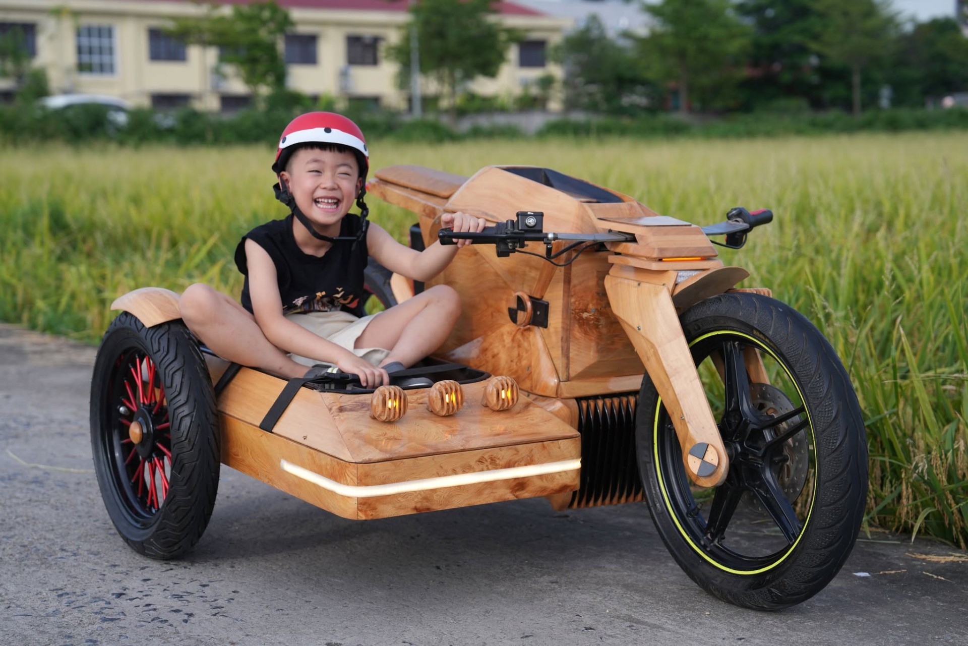 Mãn nhãn với ba mẫu xe gỗ độc nhất vô nhị tại Fun Wheels Festival Hạ Long 2025 Mãn nhãn với ba mẫu xe gỗ độc nhất vô nhị tại Fun Wheels Festival Hạ Long 2025