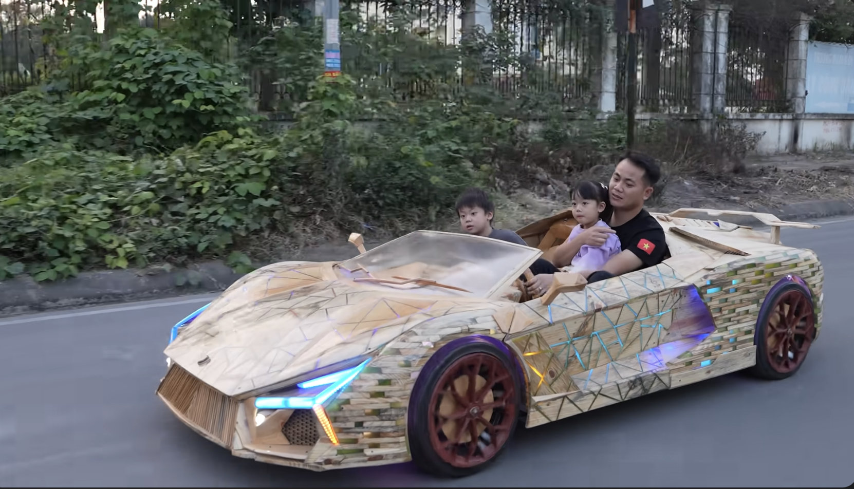 Mãn nhãn với ba mẫu xe gỗ độc nhất vô nhị tại Fun Wheels Festival Hạ Long 2025 Mãn nhãn với ba mẫu xe gỗ độc nhất vô nhị tại Fun Wheels Festival Hạ Long 2025