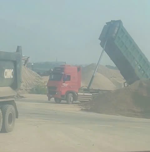Thiếu kinh nghiệm đổ cát, tài xế làm gãy ben thuỷ lực, đổ xe ben Clip quay lại cảnh gãy ben thuỷ lực khi đổ cát