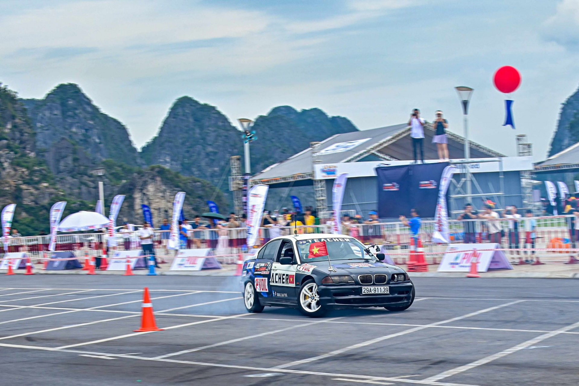 Drift mở màn Lễ hội Xe - Fun Wheels Festival Hạ Long 2025, bùng cháy và đầy cảm xúc Drift mở màn Lễ hội Xe - Fun Wheels Festival Hạ Long 2025, bùng cháy và đầy cảm xúc