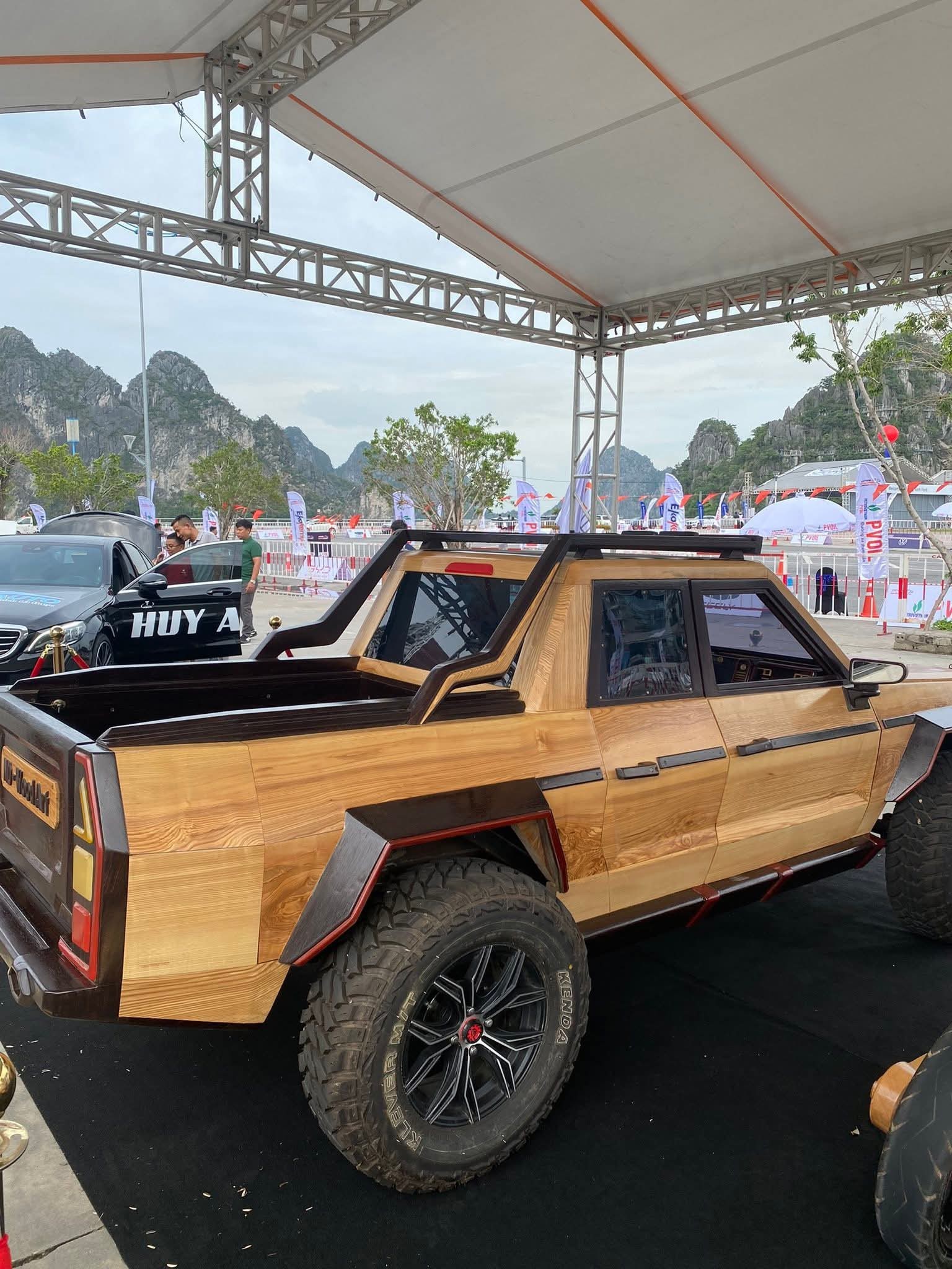 Bán tải gỗ hút khách tại gian trưng bày trong Lễ hội Xe - Fun Wheels Festival Hạ Long 2025
