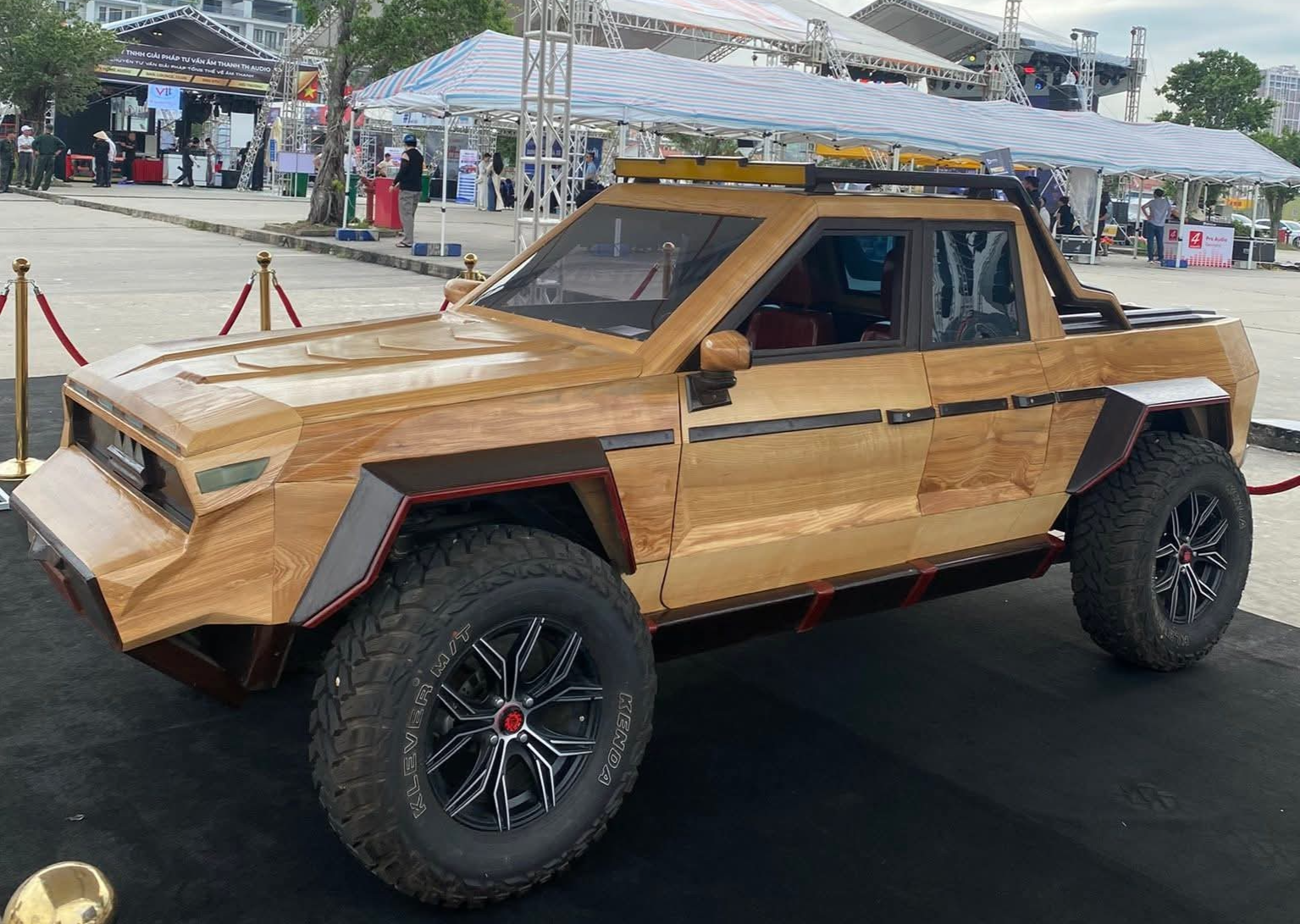 Bán tải gỗ hút khách tại gian trưng bày trong Lễ hội Xe - Fun Wheels Festival Hạ Long 2025