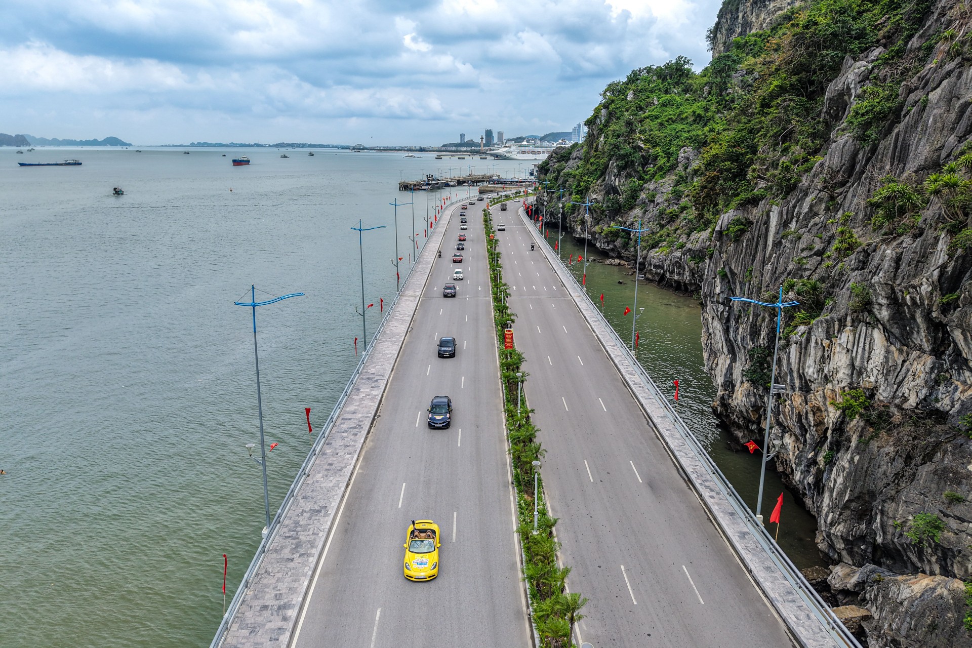 Diễu hành ô tô vinh danh các VĐV tham dự PVOIL VGC Miền Bắc 2025 Diễu hành ô tô vinh danh các VĐV tham dự PVOIL VGC Miền Bắc 2025