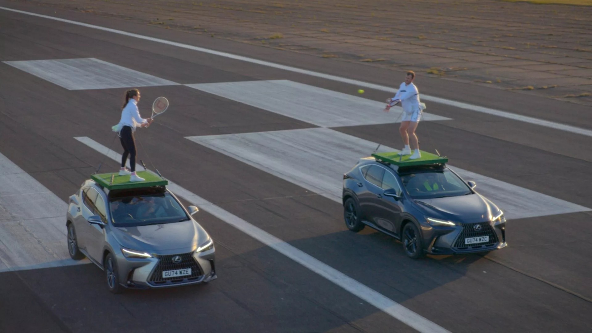 Lập Kỷ lục Guinness thế giới bằng cách chơi tennis trên nóc xe Lexus đang chạy Lập Kỷ lục Guinness thế giới bằng cách chơi tennis trên nóc xe Lexus đang chạy