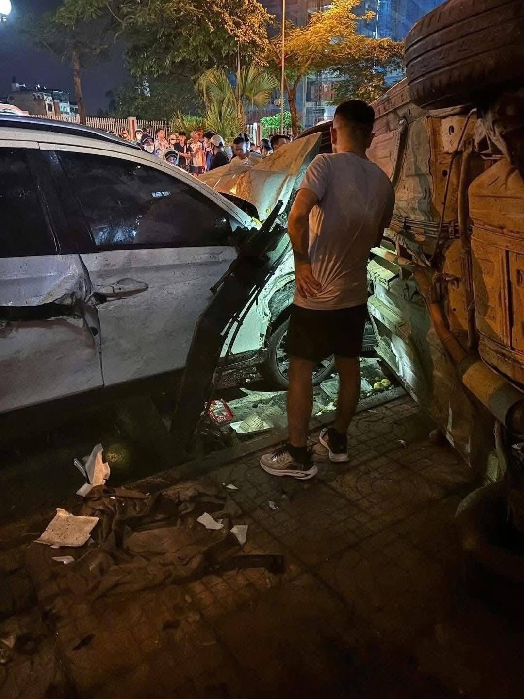 Ô tô tông liên hoàn xe tại Hà Nội, nồng độ cồn của tài xế gấp 2,2 lần mức kịch khung Ô tô tông liên hoàn xe tại Hà Nội, nồng độ cồn của tài xế gấp 2,2 lần mức kịch khung