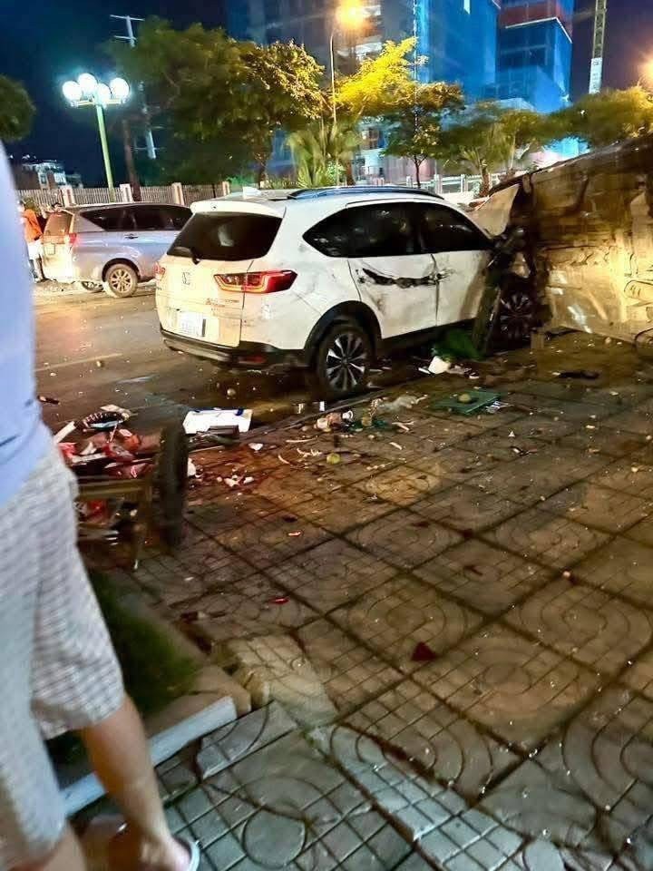 Ô tô tông liên hoàn xe tại Hà Nội, nồng độ cồn của tài xế gấp 2,2 lần mức kịch khung Ô tô tông liên hoàn xe tại Hà Nội, nồng độ cồn của tài xế gấp 2,2 lần mức kịch khung