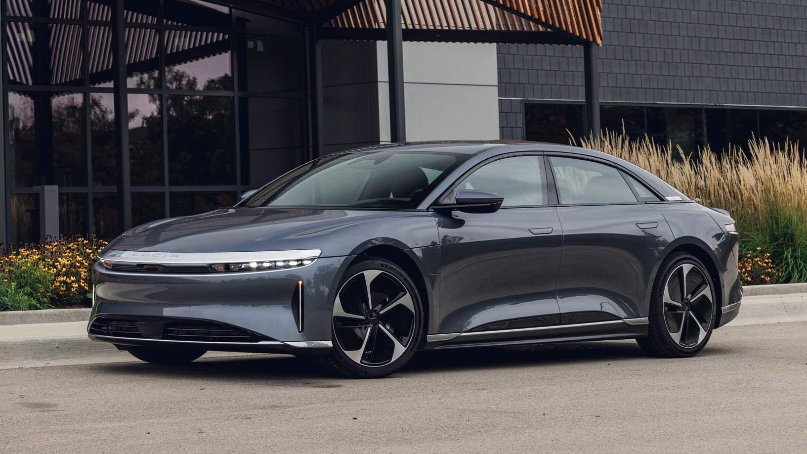 Lucid Air vượt xa mọi đối thủ, bao gồm Tesla, trong vị thế sedan điện hạng sang bán chạy nhất tại Mỹ Lucid Air hiện là mẫu sedan điện hạng sang bán chạy nhất tại thị trường Mỹ