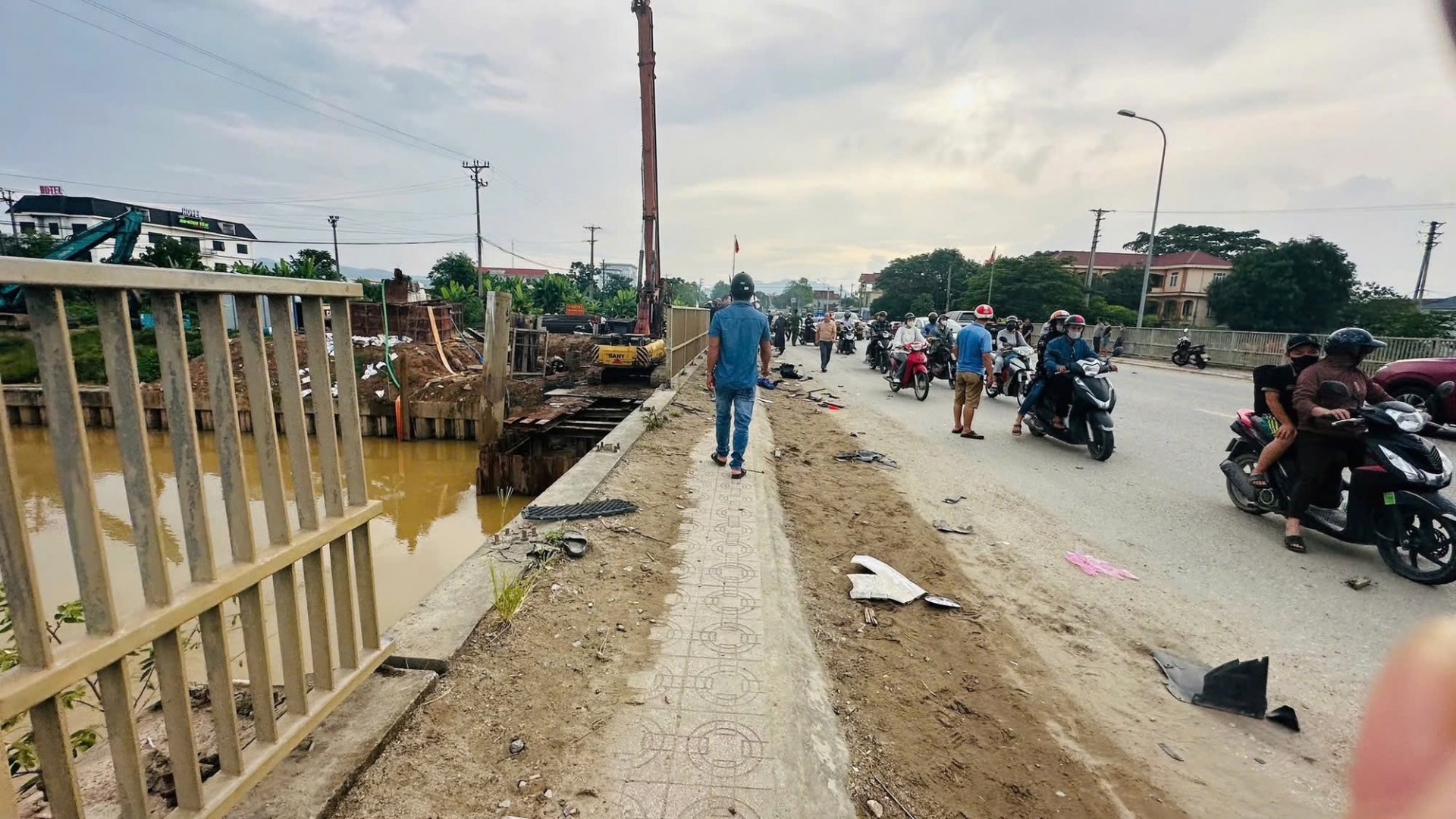 Vụ ô tô lao xuống sông khiến 3 người chết: Lời kể của người ngồi trong ô tô thoát nạn Vụ ô tô lao xuống sông khiến 3 người chết: Lời kể của người ngồi trong ô tô thoát nạn