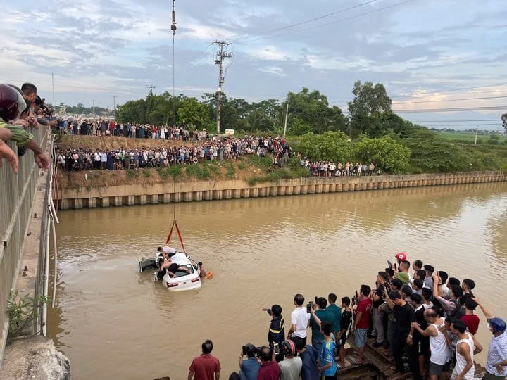 Vụ ô tô lao xuống sông khiến 3 người chết: Lời kể của người ngồi trong ô tô thoát nạn Vụ ô tô lao xuống sông khiến 3 người chết: Lời kể của người ngồi trong ô tô thoát nạn