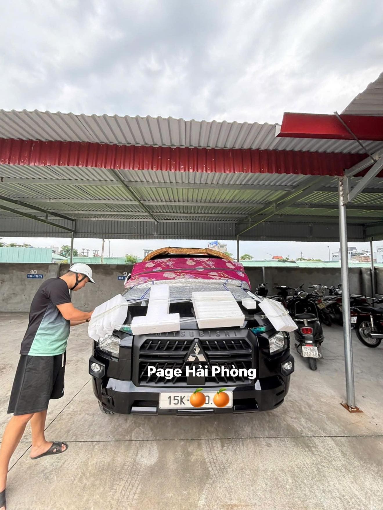 Người dân sáng tạo đủ kiểu phòng tránh bão cho ô tô Người dân sáng tạo đủ kiểu phòng tránh bão cho ô tô