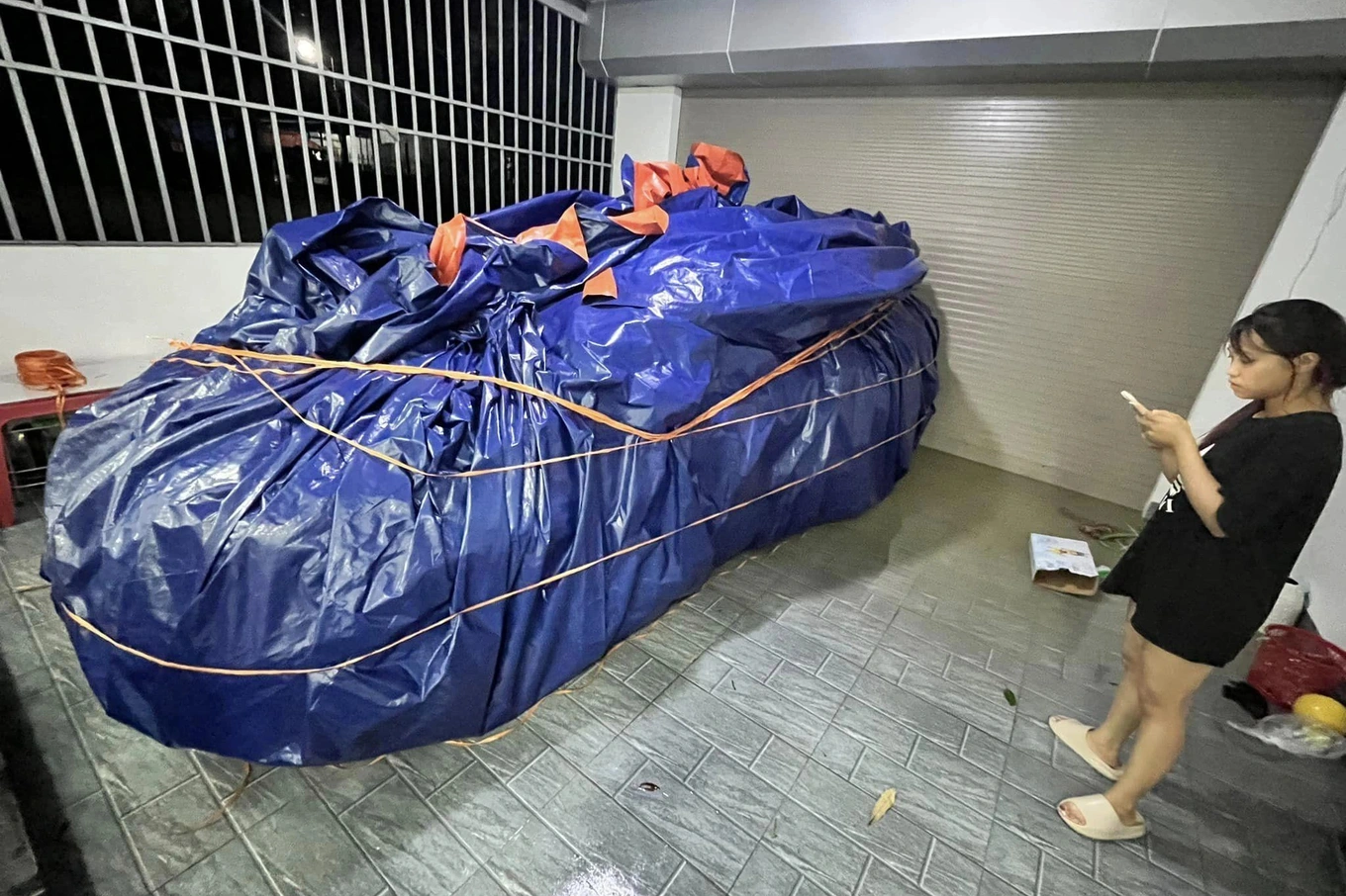 Người dân sáng tạo đủ kiểu phòng tránh bão cho ô tô phòng tránh bão cho ô tô