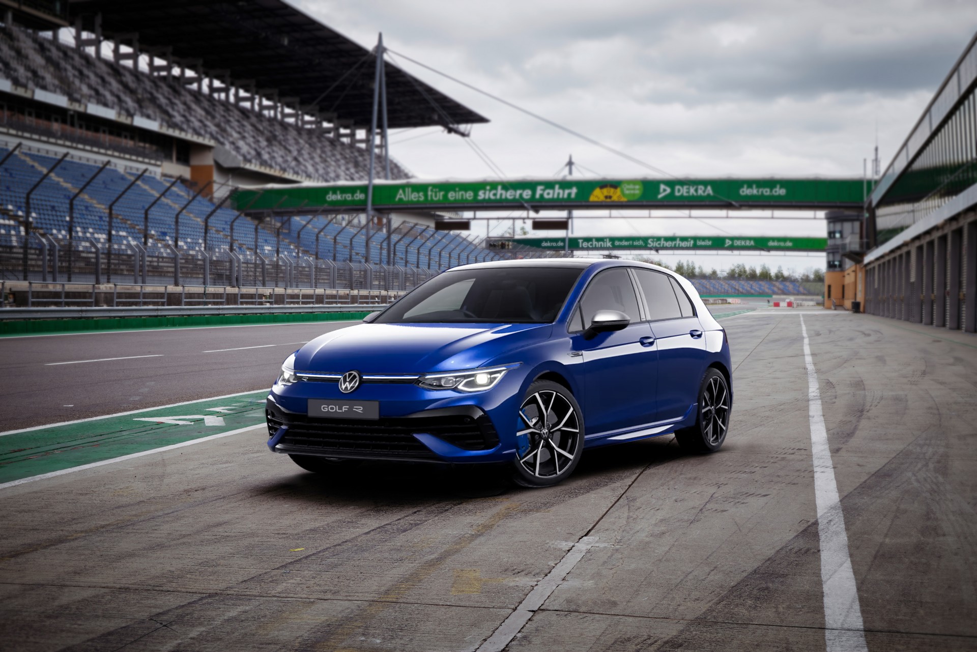 Volkswagen Golf có giá từ 798 triệu đồng, bản R cao cấp nhất chưa đến 2 tỷ Volkswagen Golf có giá từ 798 triệu đồng, bản R cao cấp nhất chưa đến 2 tỷ