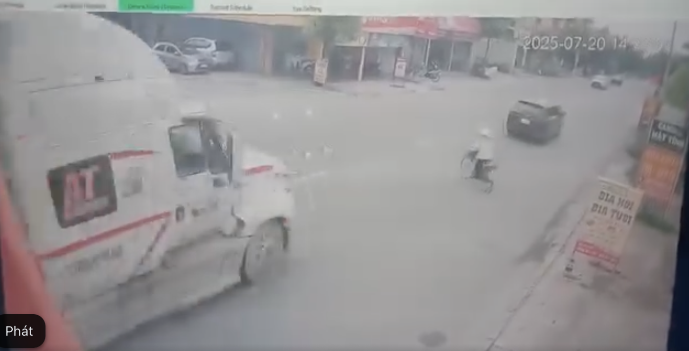 Khoảnh khắc cụ bà ở Hưng Yên lao vào container khi sang đường Khoảnh khắc cụ bà ở Hưng Yên lao vào container khi sang đường