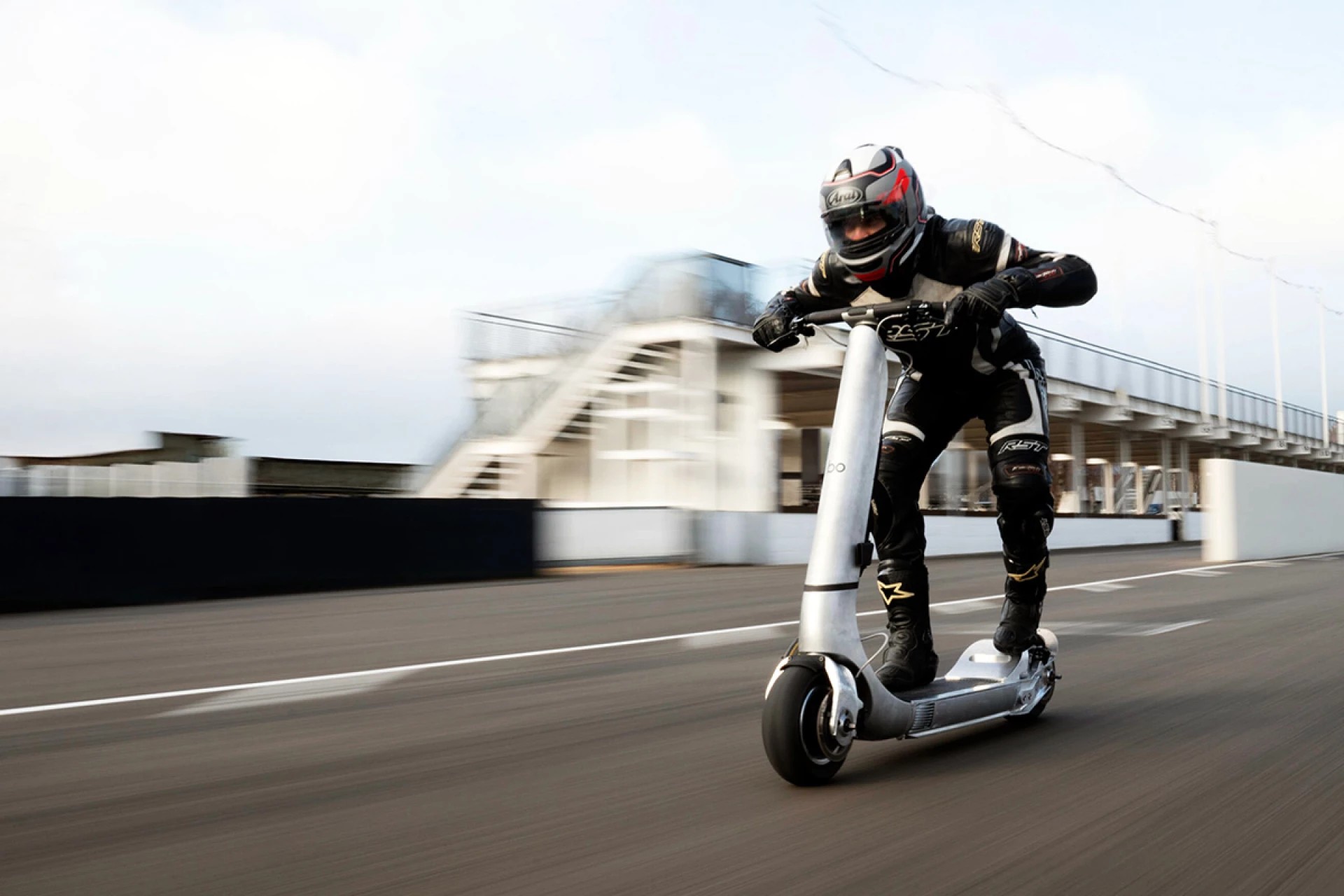 Đây là mẫu scooter điện tăng tốc nhanh hơn Tesla Model 3, đang hướng tới mục tiêu 160 km/h so sánh Scooter điện với Tesla Model 3