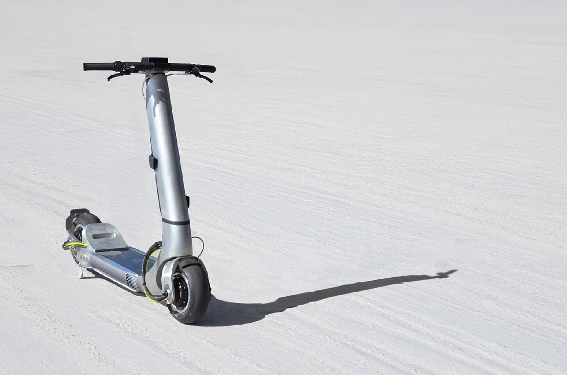 Đây là mẫu scooter điện tăng tốc nhanh hơn Tesla Model 3, đang hướng tới mục tiêu 160 km/h so sánh Scooter điện với Tesla Model 3