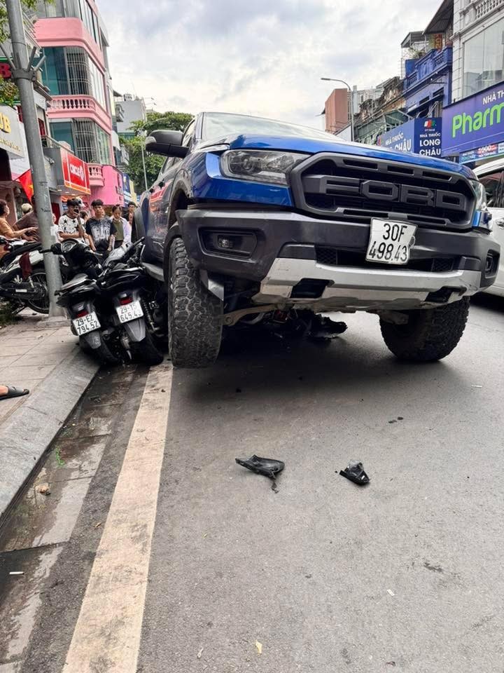 Bán tải tông loạt xe trên phố Khâm Thiên, một người bị thương Bán tải tông loạt xe trên phố Khâm Thiên, một người bị thương