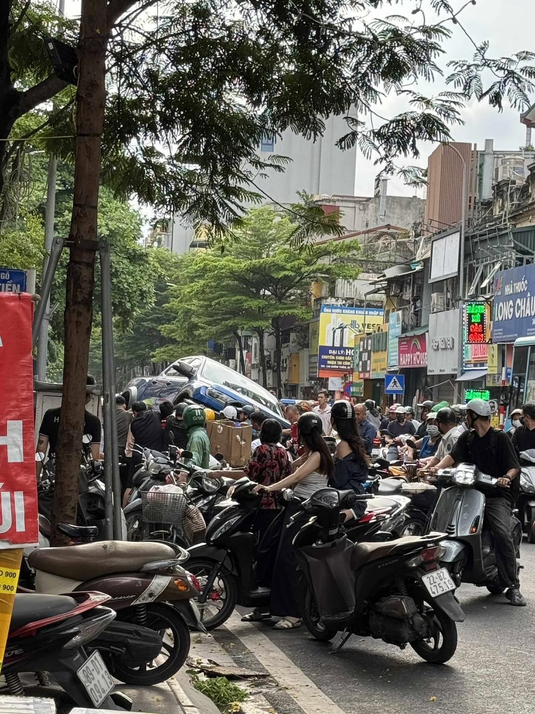Bán tải tông loạt xe trên phố Khâm Thiên, một người bị thương Bán tải tông loạt xe trên phố Khâm Thiên, một người bị thương