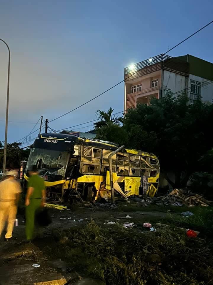 Người tham gia cứu nạn kể khoảnh khắc lật xe khách ở Hà Tĩnh khiến 10 người tử vong Người tham gia cứu nạn kể khoảnh khắc lật xe khách ở Hà Tĩnh khiến 10 người tử vong